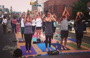 PPS ocupa rua de Long Island City (NY) com ioga