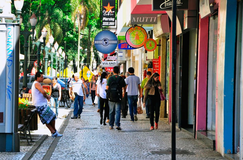 Fachadas variadas, contínuas e transparentes integram espaço público e privado, aumentando a sensação de segurança dos pedestres. (Foto: Mariana Gil/ EMBARQ Brasil)
