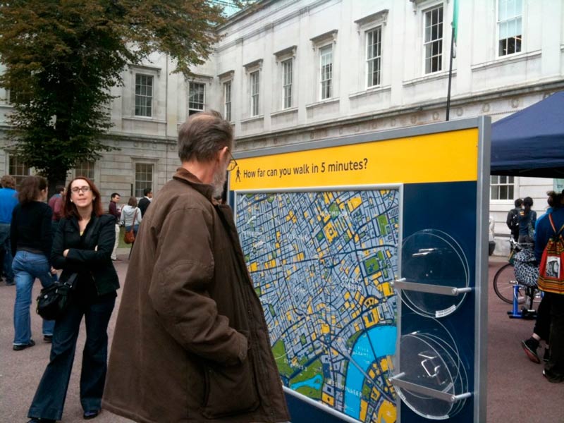 Sinalização informativa em Londres mostra onde o pedestre pode chegar em 5 minutos de caminhada. Foto: Charlotte Gilhooly.